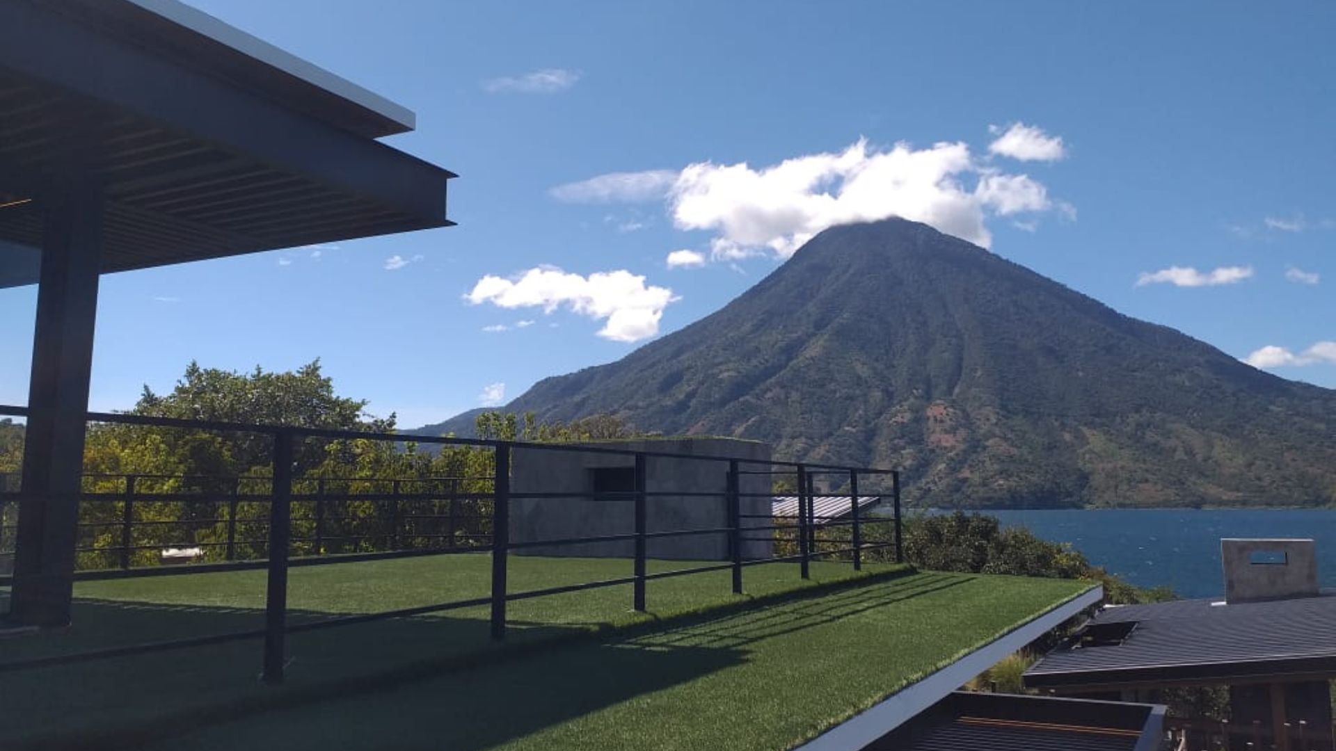 SYNLawn Guatemala Builds Rooftop Oasis for Lakeside Residence