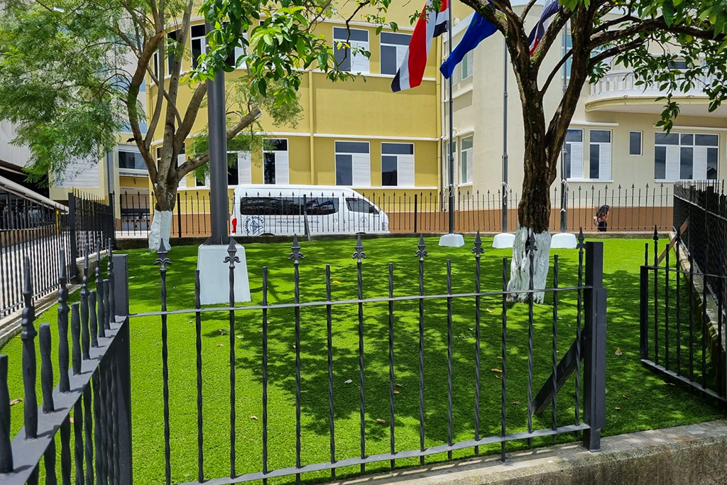 Costa Rica Hospital Brings Community Together with Outdoor Common Area