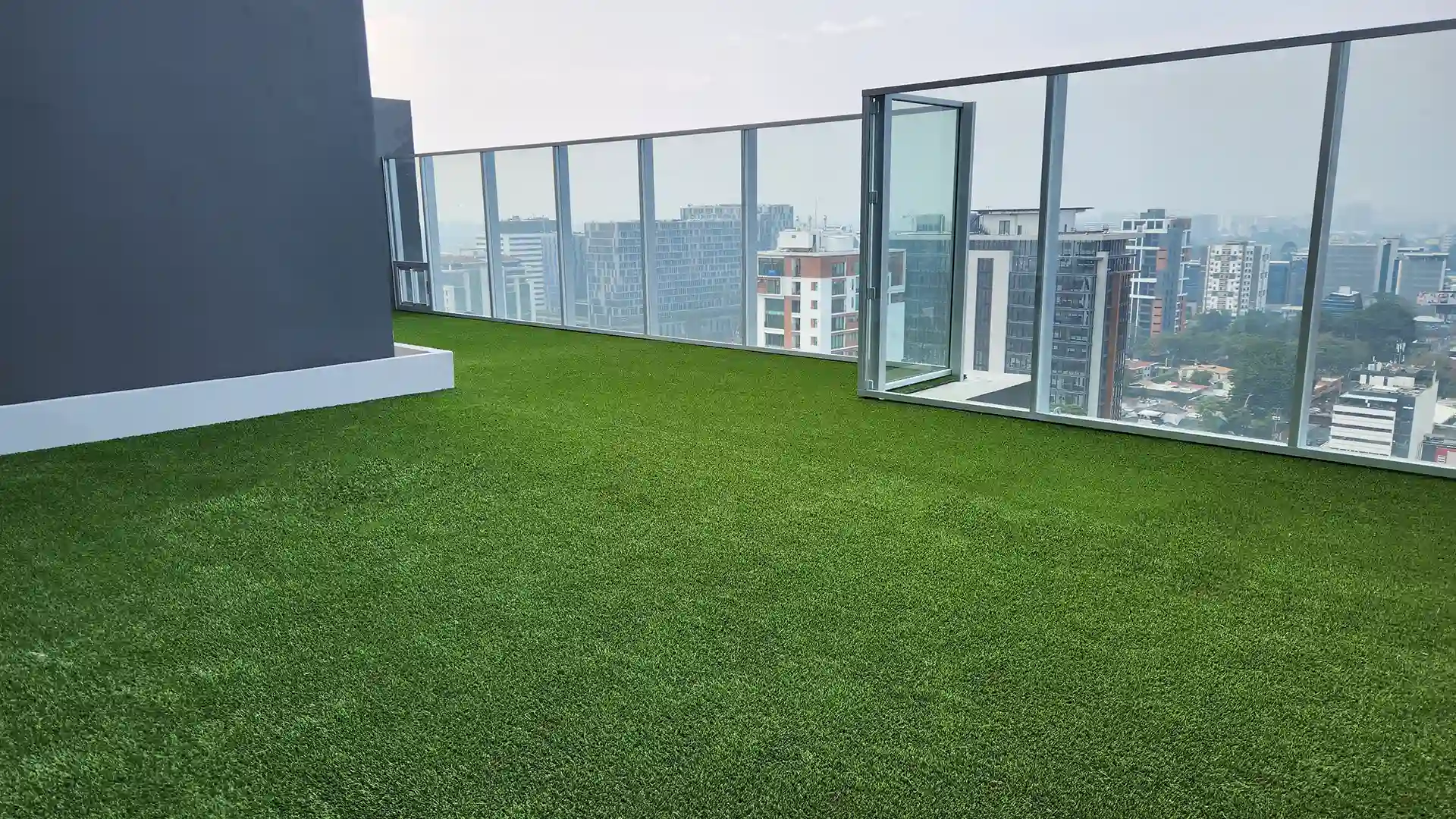 image of SYNLawn artificial grass at Zone 10 Edificio Vansanta rooftop pet relief area in Guatamala City Latin America