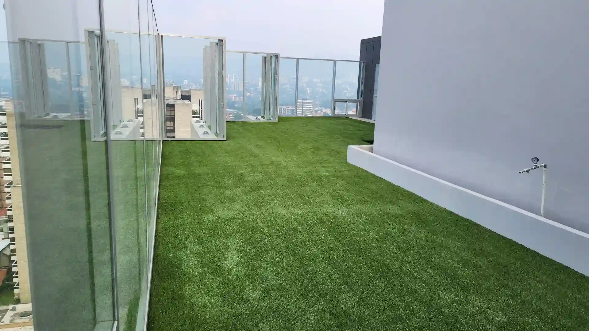 image of SYNLawn artificial grass at Zone 10 Edificio Vansanta rooftop pet relief area in Guatamala City Latin America