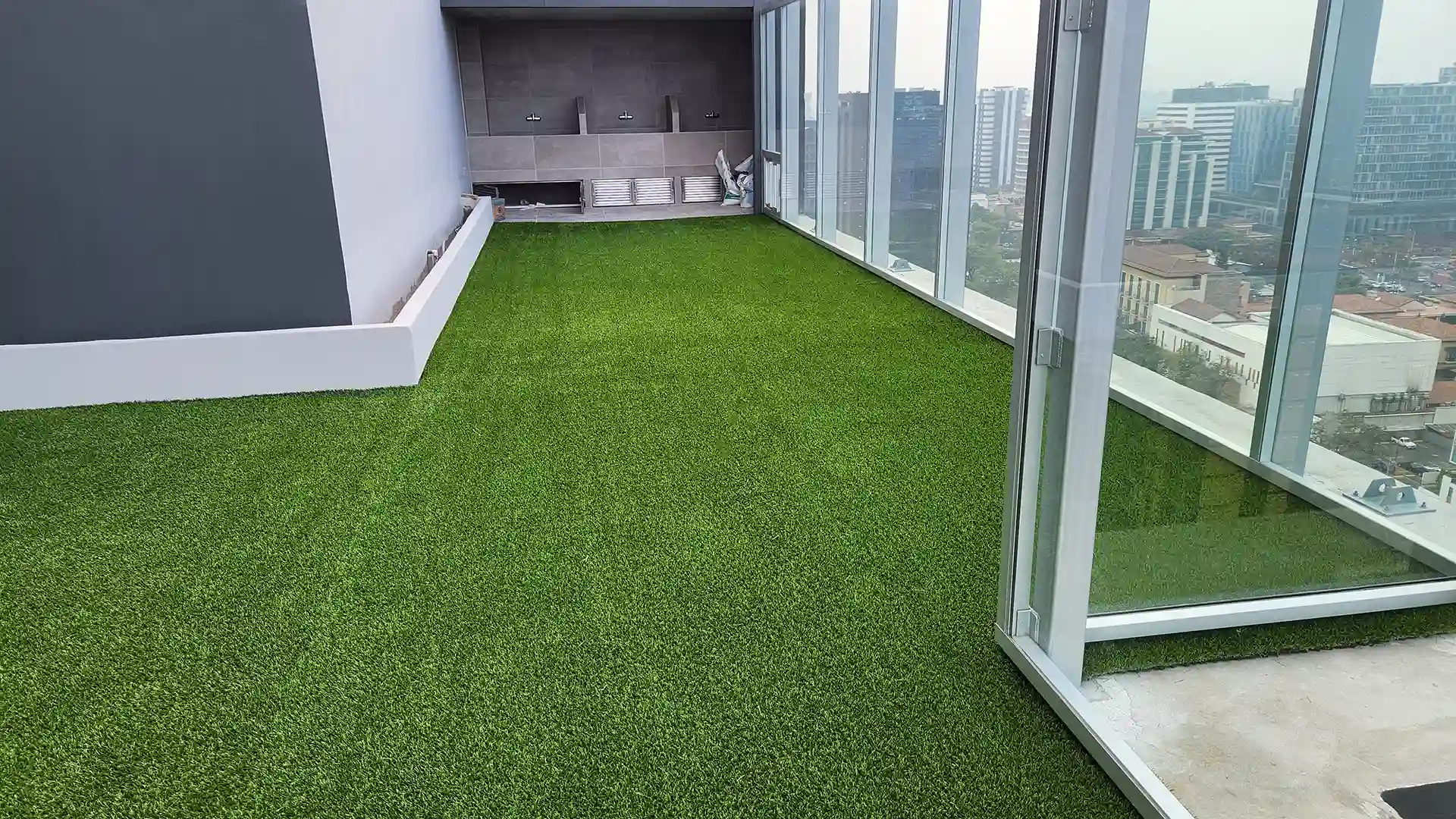 image of SYNLawn artificial grass at Zone 10 Edificio Vansanta rooftop pet relief area in Guatamala City Latin America