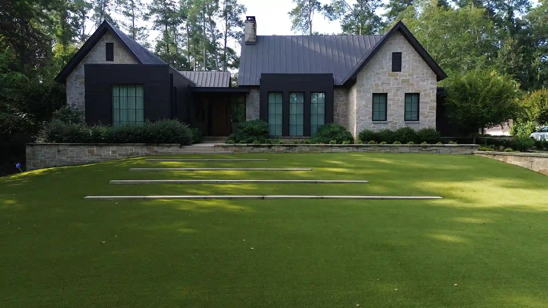 image of SYNLawn artificial grass luxury lawn and landscape at dream home in Augusta Georgia USA