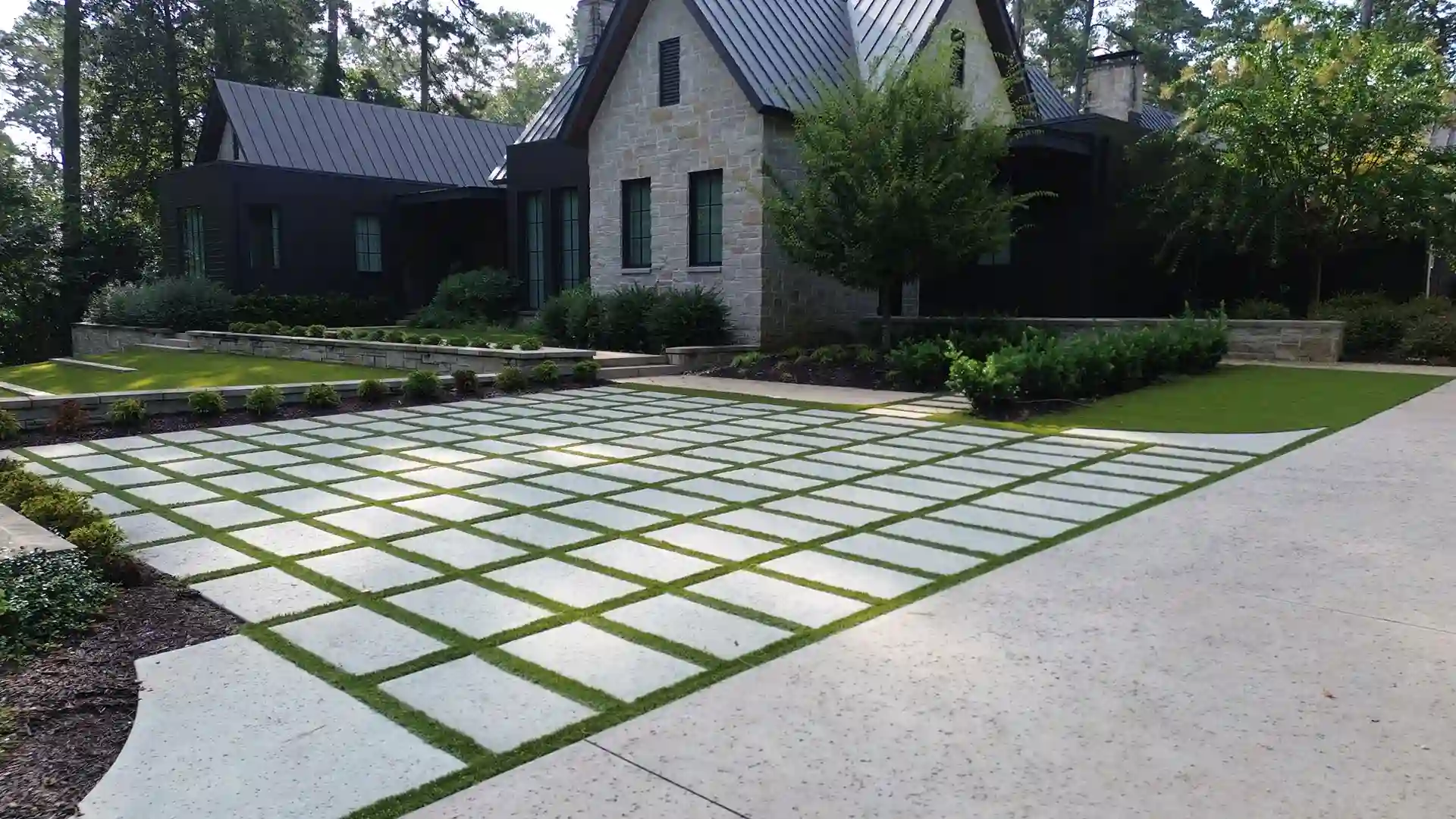 image of SYNLawn artificial grass luxury lawn and landscape at dream home in Augusta Georgia USA