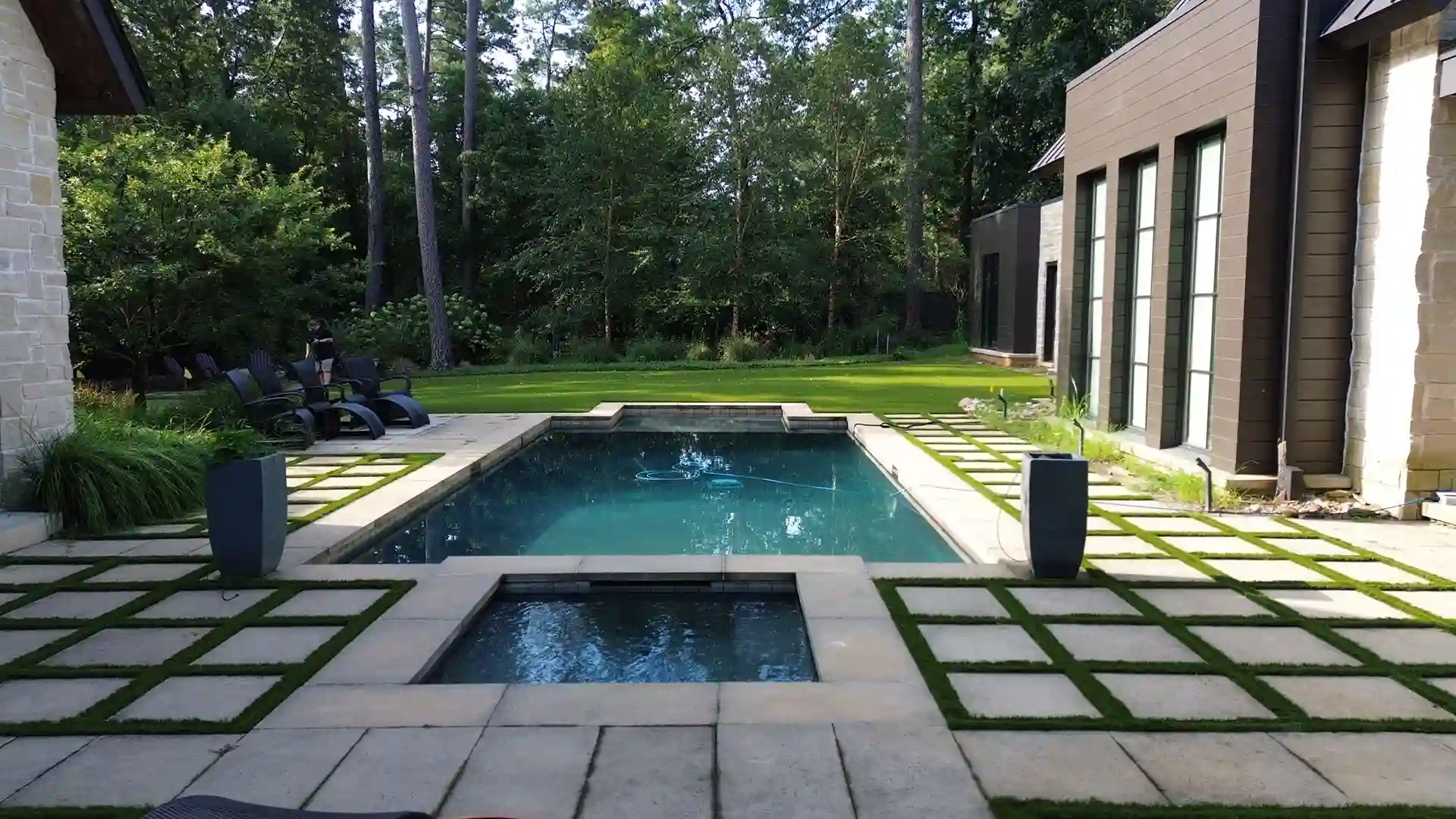 image of SYNLawn artificial grass luxury lawn and landscape at dream home in Augusta Georgia USA