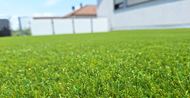 Artificial Grass vs Real Grass: Which is Better for Your Lawn?
